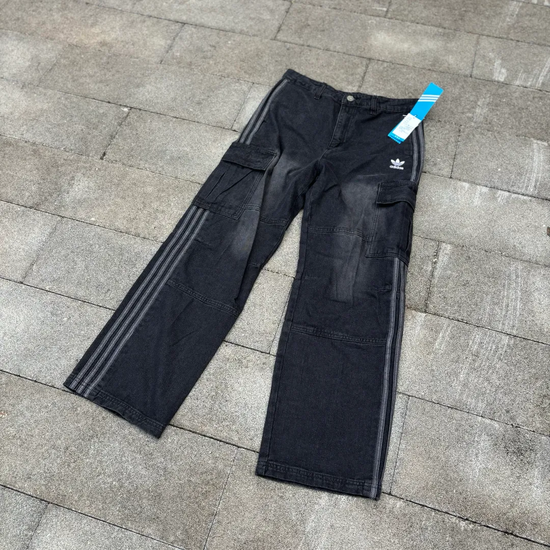 𝟭𝟬𝟰𝟵𝟲# Exclusive real shot/difference between various stolen pictures and online version on the market [𝗮𝗱𝗶𝗱𝗮𝘀 Clover three-stripe workwear embroidery𝗹𝗼𝗴𝗼 jeans] Retro cool ceiling, one pant to confer gods/Versatile men and women Same Style ✅Full set of 1:1 customized accessories ➕Customized three-label ➕𝗬𝘂𝗮𝗻 version hangtag ➕𝗹𝗼𝗴𝗼 packaging bag🔥 ➕Scan the tag to enter the official website. ✅Top Original version, ins Xiaohongshu Getwu Kuaishou and many bloggers wear it. 💥 Weld sports genes and workwear aesthetics together! This pair of clover pants can be worn all year round. ✅ Classic clover is full of DNA. The iconic three stripes + White clover logo on the side are full of retro feeling and full of recognition. At a glance, you can see the high-end feeling of Adidas, and the trendy identity is directly sealed. ✅ Workwear + denim double buff superposition, heavy denim fabric + three-dimensional large pocket workwear design, stiff and stylish without collapse, Wear-Resistant, with a retro feel as you wear it, and an American street feel. ✅ The fairy wide-leg version, the king of hiding fat and slimming. High waist + slightly wide straight cut, perfectly modify the leg shape, pear-shaped body, thick legs stars are directly welded to the body! Your legs will become 30 to 70 minutes longer in seconds, and you will feel relaxed when walking. ✅ Full of details, high quality, neat open stitching, three-dimensional multi-pocket design, practical and stylish; complete original tags, restored Authentic details, full of upper body comfort, suitable for daily commuting, going out on the street, and going out on the street. ⭕The high version of the best products🐮is different from the junk products in the market🗯️The same picture but different prices means different versions. ❌Don’t be fooled by the same copywriters and pirated pictures from outside that mix and distribute high-luxury pictures at low prices. After comparing the quality, you will know where the gap is. Don’t lie. I don’t guarantee that my products are the cheapest, but I definitely guarantee that they are worth every penny of your hard-earned money! ‼ ️We don’t slash prices or lower prices, we supply products with heart and only make high-end versions!!! Breasts Jimei must see the details of my home clearly, the pictures of my home are all taken by the owner himself❤️ Color: Black Size: S-2XL